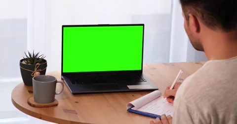 Man taking notes with personal computer with mock up chroma key display Видео 160920112