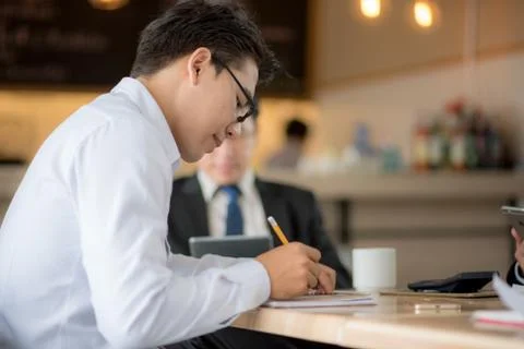 Man taking notes on a small books after business discussion Foto stock