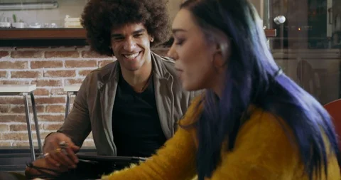 Man taking notes while talking to colleagues.Group of multiethnic people having Vídeos de archivo 101703125