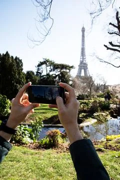 Man taking photo of The Eiffel Tower using smartphone Stockfoto's