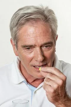 Man taking a pill Fotos Stock