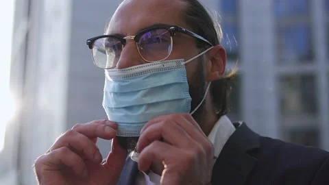 Man taking on protective face mask going to enter building, coronavirus pandemic Vídeos de archivo 163346240