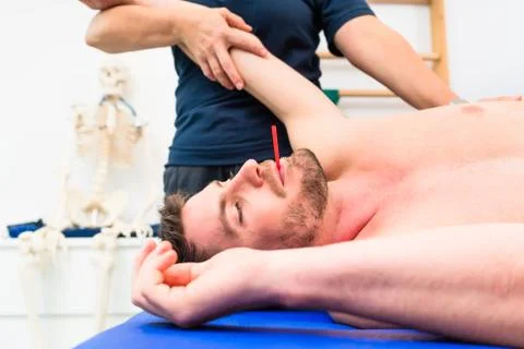 Man taking pulmonary function test with mouthpiece in his hand Foto stock