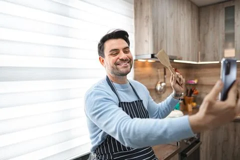 Man Taking Selfie in Kitchen Foto stock