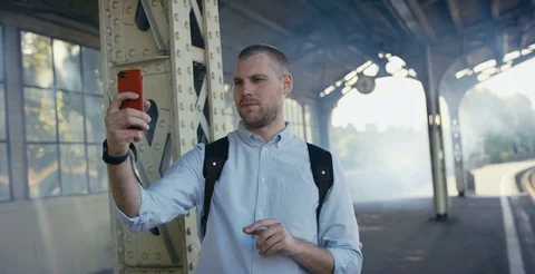 Man Taking Selfie At Train Station Vídeos de archivo 78772024