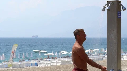 Man taking a shower on the beach. Vidéo 80286684