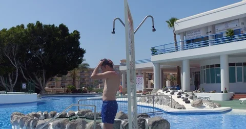 Man Taking a Shower Video stock 110219241
