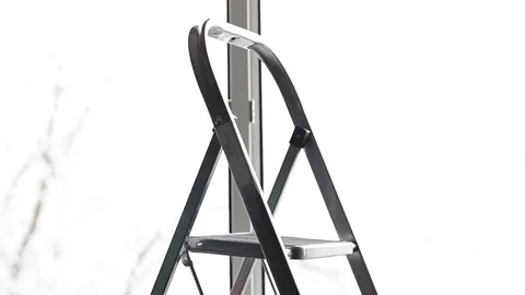 Man taking a step-ladder Vídeo Stock 70749466
