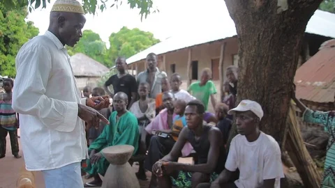 Man talking about bad water conditions - Guinea, Africa Vidéo 79598183