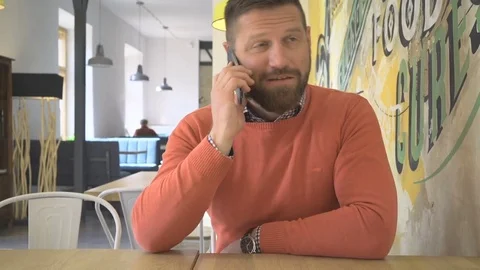 Man talking, calling by smartphone, in cafe, indoor, steadicam 库存影片 73227834