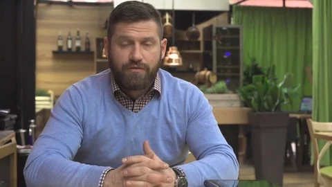 Man talking to camera, in pub, cafe, indoor, steadicam shot 库存影片 73067581