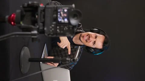 Man talking to the camera while recording video tutorial for vlog, vertical. Vídeo Stock 234542586