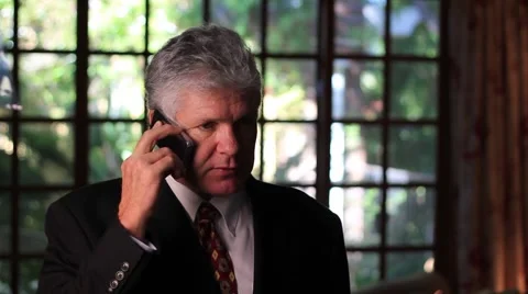 MAN TALKING ON CELL PHONE 2 Video stock 912445