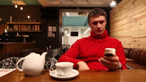 Man talking on cell phone in cafe Vídeo Stock 71835671