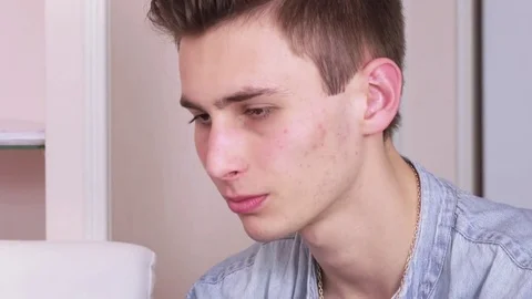 Man talking on the internet 스톡 동영상 75034084