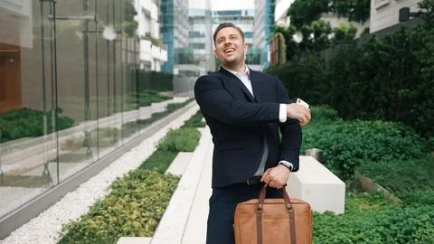 Man talking to manager by using phone and celebrate increasing sales. Urbane. Foto stock