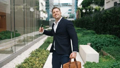 Man talking to manager by using phone and celebrate increasing sales. Urbane. 스톡 사진