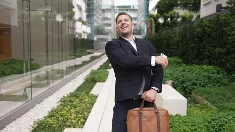 Man talking to manager by using phone and celebrate increasing sales. Urbane. Foto stock