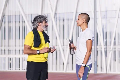 Man talking with personal trainer before training Foto stock