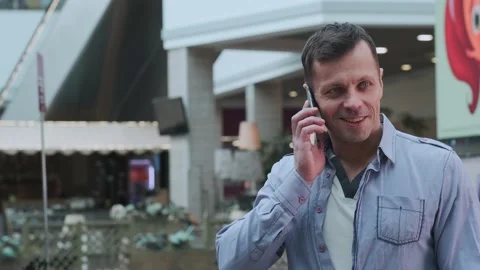 Man talking on the phone in the mall Vidéo 170761636