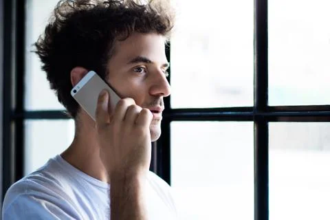 Man talking on phone Stock-Fotos