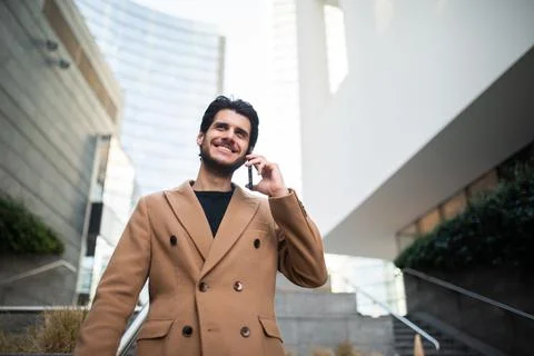 Man talking on the phone while walking down a stair Stockfoto's