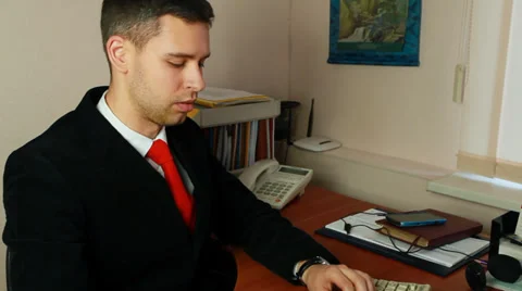 Man Talking On Phone At Work Closeup Vídeo Stock 39150101