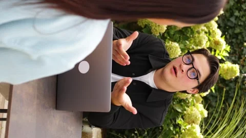 Man is talking seriously to a woman,sitting at table in cafe,talking about work Vidéo 253827237