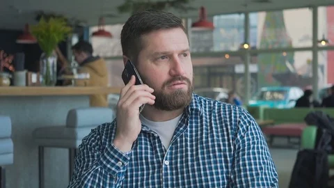 Man talking by smartphone in cafe, portrait, steadicam shot,  库存影片 72946966