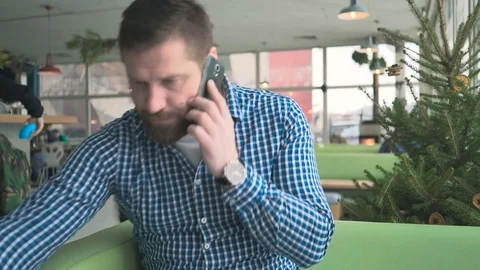 Man talking by smartphone, checking data in laptop, cafe, portrait, steadycam 库存影片 72951301