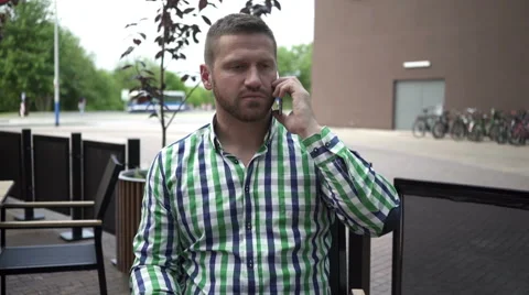 Man talking by the smartphone. Vídeo Stock 52689741