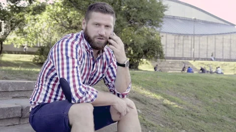 Man talking by smartphone, looking at camera. 库存影片 67245980