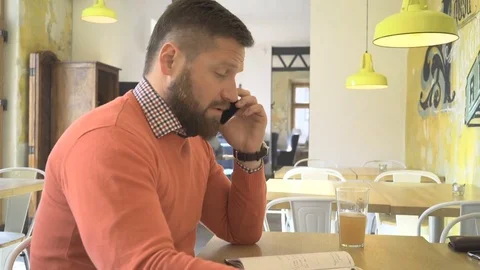 Man talking by smartphone, making notes in calendar, profile shot, steadicam 库存影片 73291935