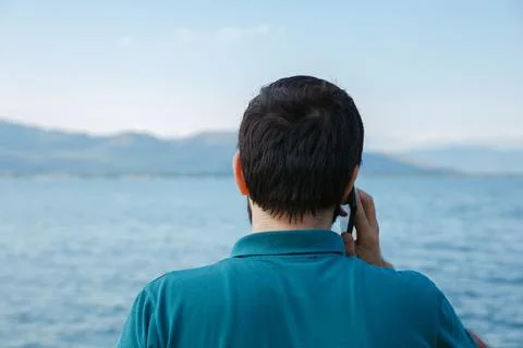 Man talking on smartphone Fotos de archivo
