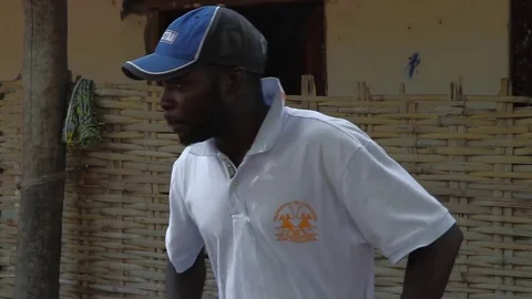 Man talks about water and sanitation bad conditions - villagers inGuinea, Africa Vidéo 78134823