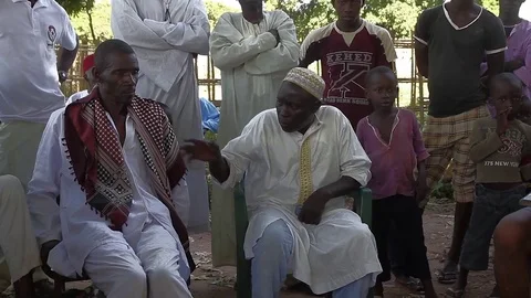 Man talks about water and sanitation bad conditions - Guinea, Africa Vidéo 78134871
