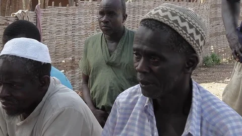 Man talks about water bad conditions in village - Guinea, Africa Vidéo 78349482