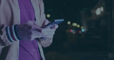 Man tapping cell after alert on dark street causing code overlay and color tint Vidéo 311216293