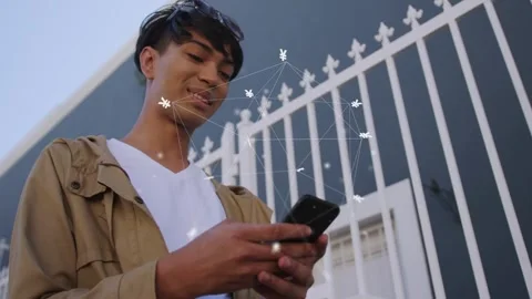 Man tapping smartphone outdoors and initiating node overlay while scrolling and 動画素材 333396831