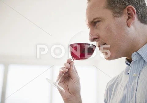 Man tasting wine Stock-Fotos