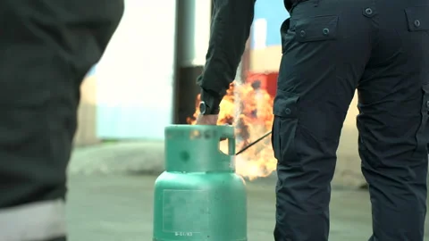 Man teaches or training how to use carbon dioxide (CO2) fire extinguishers. Stock Footage 222069807