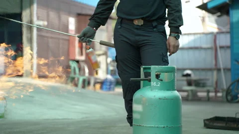 Man teaches or training how to close fire from LPG cooking gas tanks. Stock-Footage 223883155
