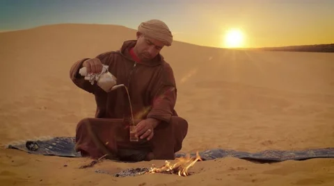 Man with teapot in the desert 库存影片 58592719