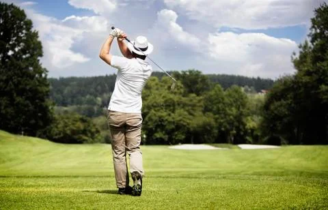 Man teeing-off golf ball. Foto stock