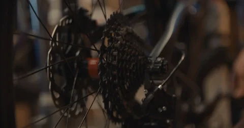 Man Testing A Bike Chain 스톡 동영상 105872019