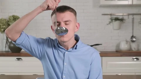 Man testing fresh soup, close-up 스톡 동영상 170642860