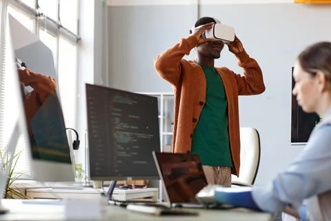 Man Testing New VR Application 库存照片