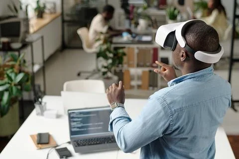 Man Testing VR Goggles Stockfoto's