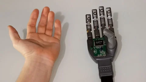 A man tests a prosthetic robot arm. Video stock 121520578