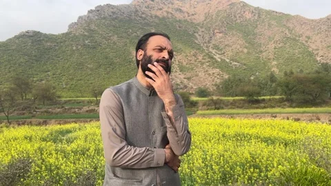 Man Thinking and Realizing an Answer in Mustard Field with Mountains Vídeos de archivo 334802986